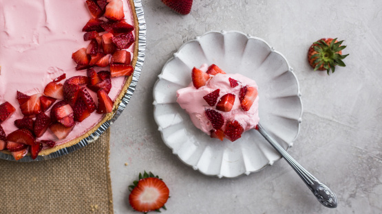 Cool & Easy Strawberry Pie